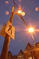 Verkehrszeichen in der Nacht in der historischen Stadt foto