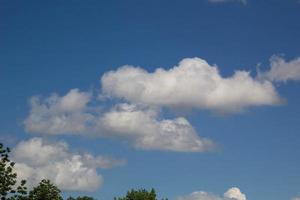 der weite blaue Himmel und die Wolken foto