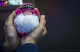 Kind Baby Mädchen Spielzeug in der Hand Foto