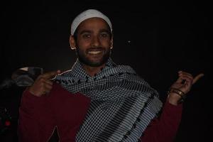 lächelndes Bild des indischen muslimischen Mannes foto