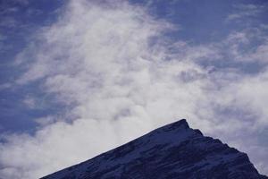 Blauer Berg mit Wolken foto