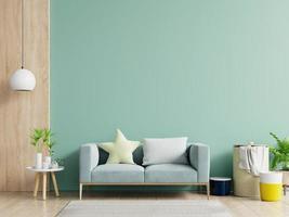 leeres wohnzimmer mit blauem sofa, pflanzen und tisch auf leerem grünem wandhintergrund. foto
