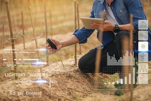 landwirt oder agronom, der das bodensäuremessgerät verwendet, um die bodenqualität zu verbessern und mit technologie-infografik zu pflanzen. foto