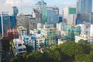 Erhöhte Ansicht von Wohn- und Finanzgebäuden der Stadt Dhaka am sonnigen Tag foto