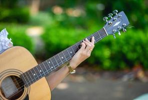 musikerhände und akustikgitarren, musikinstrumente mit sehr gutem musikinstrumentenkonzept foto