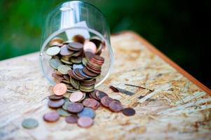 silbermünzen, geld sparen für die zukunft das konzept, geld zu verwenden, um geld zu kennen foto