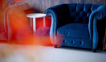 sofa im wohnzimmer in einer schönen blauen farbe raum- und hausdekoration foto