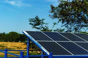 Solarzellen wandeln Sonnenenergie von der Sonne in Energie um. solarzellenkonzept mit kopierraum foto