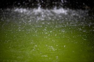 das smaragdgrüne Wasser stoppt das erfrischende Wasser aus natürlichen Wasserquellen. foto