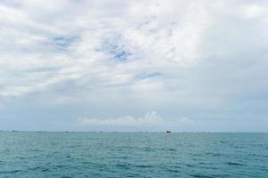 Das Meer und der blaue Himmel sind am schönsten. foto