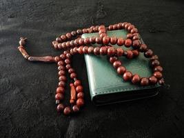 Islamischer Hintergrund aus dem Koran und Gebetswerkzeugen. foto
