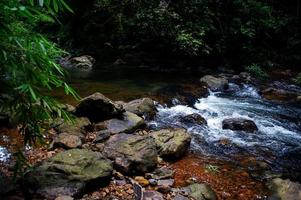 natürlicher Wasserfall, Schulterfluss, durch die Spitze des Berges foto