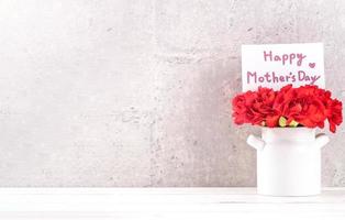 Kann Muttertag handgefertigte Geschenkbox wünscht Designfotografie - schöne blühende Nelken in Vase isoliert auf grauem, hölzernem Hintergrundtisch, Nahaufnahme, Kopierraum, Attrappe foto