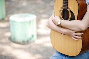 musikerhände und akustikgitarren, musikinstrumente mit sehr gutem musikinstrumentenkonzept foto