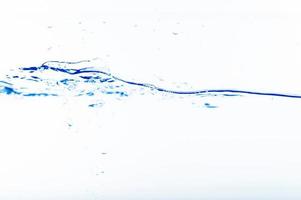 Wasser und Blasen auf dem Hintergrund des blauen Wassers foto