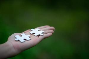 Hände und Puzzles, wichtige Teile des Teamwork-Teamwork-Konzepts foto