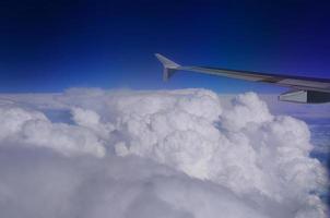 Wolken am Himmel mit Flugzeug foto