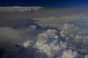 verschiedenfarbige Wolken am Himmel foto