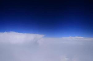 weiße Wolken und blauer Himmel foto