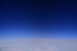 blauer Himmel und weißer Horizont foto