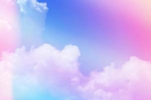 schönheit süß pastellviolett blau bunt mit flauschigen wolken am himmel. mehrfarbiges Regenbogenbild. abstrakte Fantasie wachsendes Licht foto