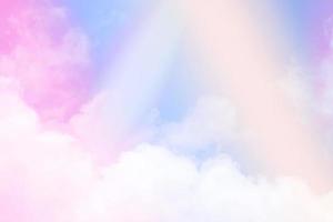 schönheit süß pastell orange blau bunt mit flauschigen wolken am himmel. mehrfarbiges Regenbogenbild. abstrakte Fantasie wachsendes Licht foto
