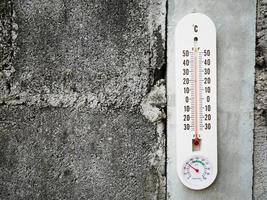 Nahaufnahme-Thermometer, das die Temperatur in Grad Celsius anzeigt foto