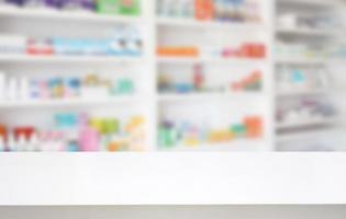 apothekentheke mit unscharfen regalen von medikamenten im hintergrund der apotheke drogerie foto