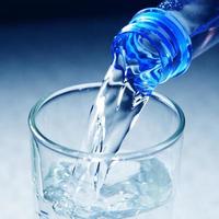 Glas füllt Spritzwasser Sammlung auf weißem Hintergrund foto