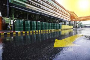 grüne ölfässer oder chemische fässer vertikal gestapelt das symbol der straßenlinie der industrie. foto