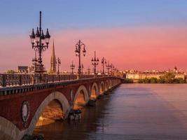 Bordeaux, Frankreich, 2016. Der Pont de Pierre überspannt den Fluss Garonne in Bordeaux, Frankreich am 19. September 2016 foto