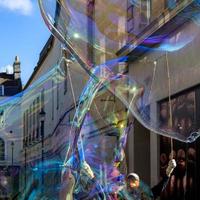 Bath, Somerset, Großbritannien, 2016. Bubblemaker wirkt am 2. Oktober 2016 in Bath. Ein unbekannter Mann foto
