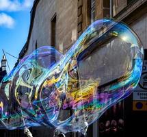 Bath, Somerset, Großbritannien, 2016. Bubblemaker wirkt am 2. Oktober 2016 in Bath. Ein unbekannter Mann foto