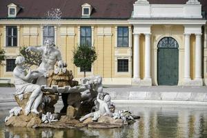 wien, österreich, 2014. donau, inn und enns statuen im schloss schönbrunn in wien foto