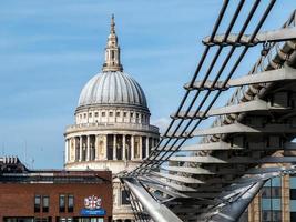 Millennium Bridge und St. Pauls Cathedral in London foto