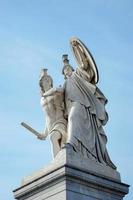 Berlin, Deutschland, 2014. Statue des jungen Mannes führte zu einer neuen Schlacht von Athena auf der Schlossbrücke in Berlin foto