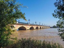 bordeaux, frankreich, 2016. pont de pierre über dem fluss garonne in bordeaux foto