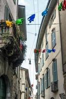 Bergamo, Lombardei, Italien, 2014. Fliegende Fische über eine Straße in Citta Alta Bergamo foto