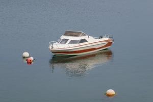 kleines Oldtimer-Motorboot foto