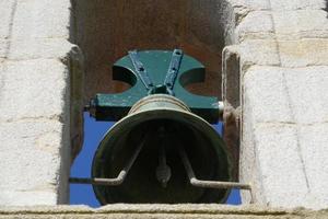 grüne Glocken im steinernen Glockenturm foto