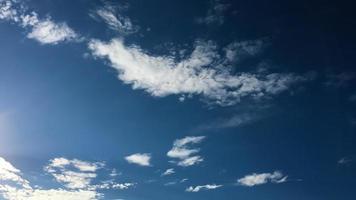 bewölkt und blauer Himmel am Morgen Hintergrund, weicher Fokus foto