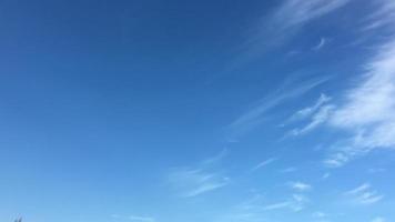 bewölkt und blauer Himmel am Morgen Hintergrund, weicher Fokus foto