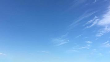 bewölkt und blauer Himmel am Morgen Hintergrund, weicher Fokus foto