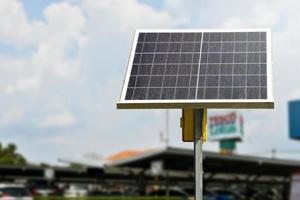 photovoltaikpanel, neue technologie zum speichern und nutzen der energie aus der natur mit menschlichem leben, nachhaltiger energie und umweltfreundlichem konzept. foto