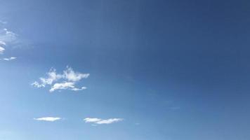 bewölkt und blauer Himmel am Morgen Hintergrund, weicher Fokus foto