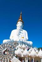 5 weiße Buddha-Statuen gestapelt schöne natürliche Aussicht, es gibt eine Edelstahl-Lotusblume, die die Basis umgibt. foto