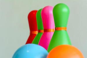 Bowling-Spielzeug ist farbenfroh, perfekt für Spaß und für Kinder geeignet. foto