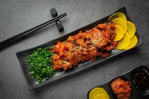 Koreanisches Essen. Jeyuk Bokkeum oder gebratenes Schweinefleisch in Soße nach koreanischer Art foto