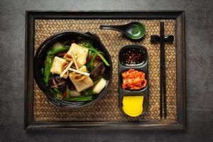 koreanischer Fischkuchen und Gemüsesuppe auf dem Tisch foto