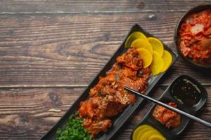 Koreanisches Essen. Jeyuk Bokkeum oder gebratenes Schweinefleisch in Soße nach koreanischer Art foto